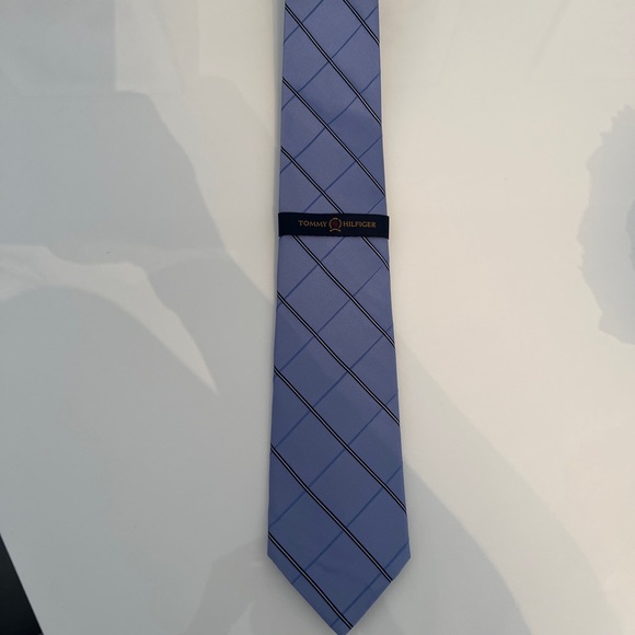 New with tags!! Men’s Tommy Hilfiger silk tie blue - Picture 1 of 4